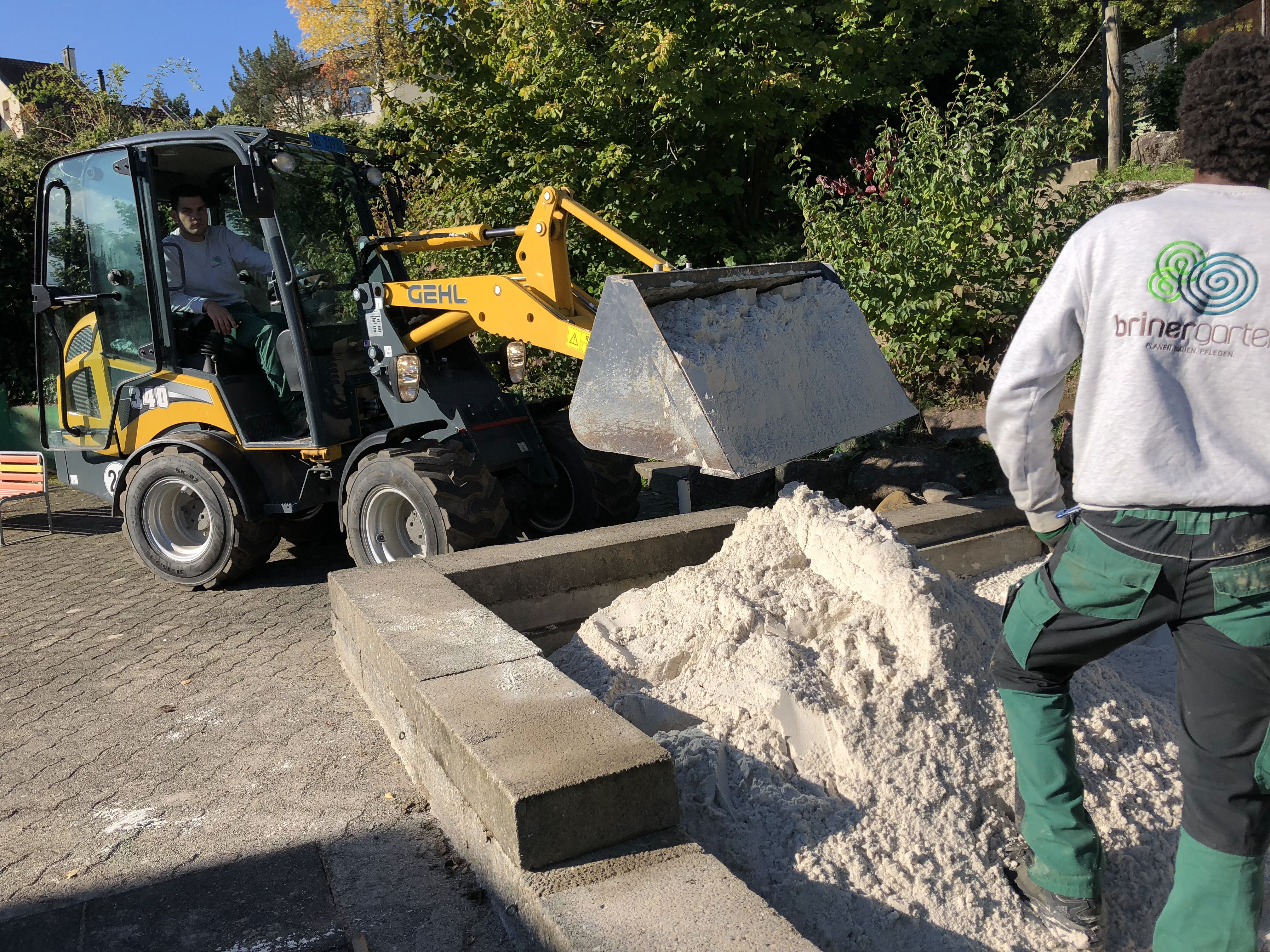 Bagger bringt Sand für Sandkasten gebaut von brinergarten